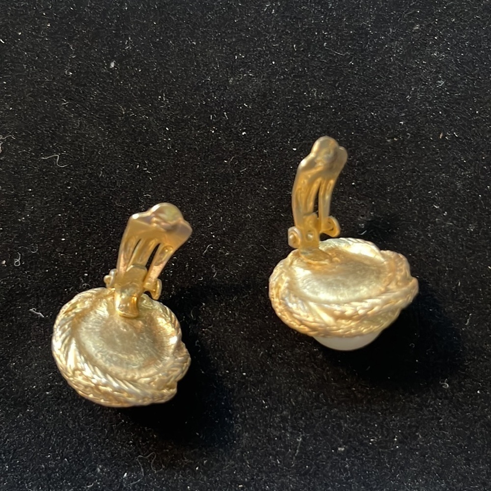 VINTAGE Pearl Dome Clip On Earrings - Picture 4 of 4